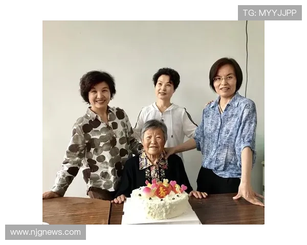 看儿踢球四十载母亲最幸福 看儿踢球四十载母亲最幸福